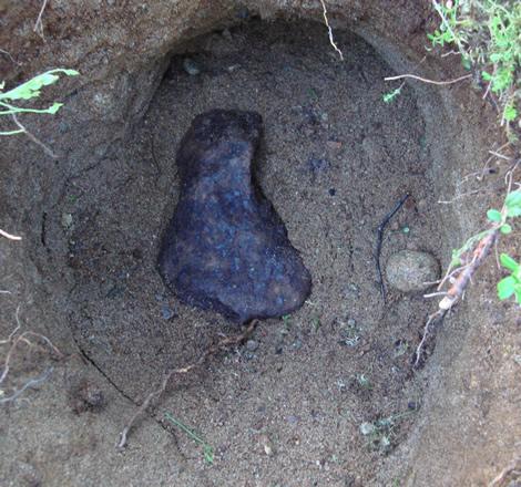 26.3 kilogram complete individual with signs of orientation (in situ at bottom of recovery hole in strewn field)